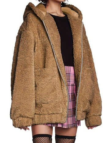 Oversize plyšový kabát s kapucou a vreckami, zmes polyesteru a akrylu, polyester 70–80%, akryl 30–50%, zima 2024.