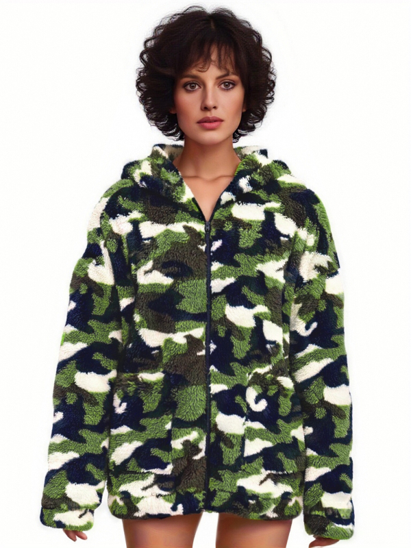 Oversize plyšový kabát s kapucou a vreckami, zmes polyesteru a akrylu, polyester 70–80%, akryl 30–50%, zima 2024.