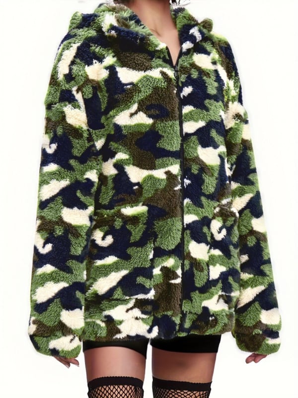 Oversize plyšový kabát s kapucou a vreckami, zmes polyesteru a akrylu, polyester 70–80%, akryl 30–50%, zima 2024.