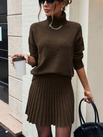 Ženski set: pleteni džemper s visokim ovratnikom i suknjom (Viskoza vlakna; Srednja gustoća; Visoki ovratnik; Dugi rukavi)
