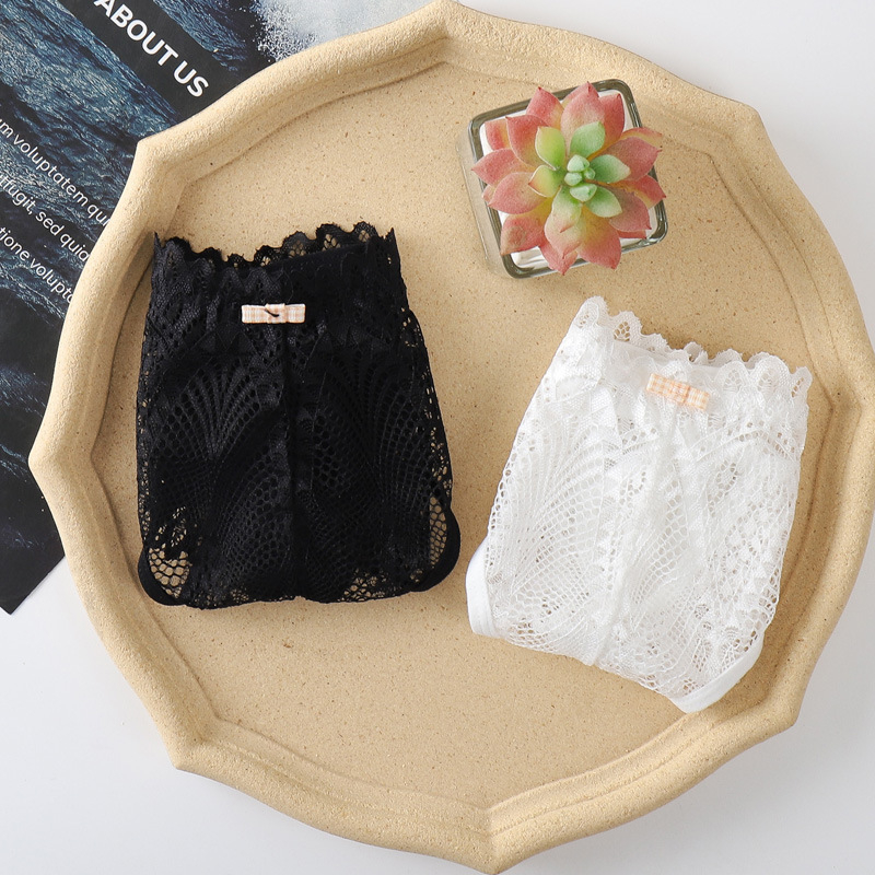 Dámske T-back nohavičky s čipkou, hlavná látka nylon 80-90%, priedušné a rýchloschnúce, bavlnená podšívka v rozkroku, nízky pás