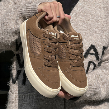 Muške tenisice u Hongkong stilu, niski gornji dio od velura, šivanje na vezivanje, vulkanizirana potplata, prozračne i otporne