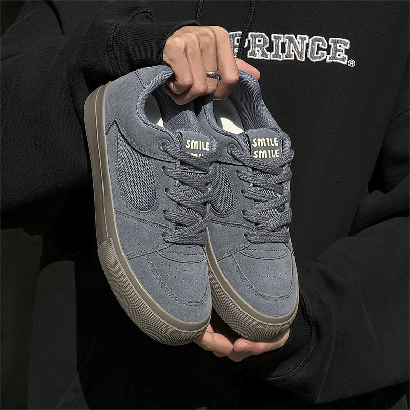 Muške tenisice u Hongkong stilu, niski gornji dio od velura, šivanje na vezivanje, vulkanizirana potplata, prozračne i otporne