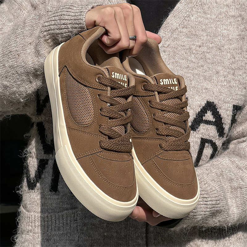 Muške tenisice u Hongkong stilu, niski gornji dio od velura, šivanje na vezivanje, vulkanizirana potplata, prozračne i otporne