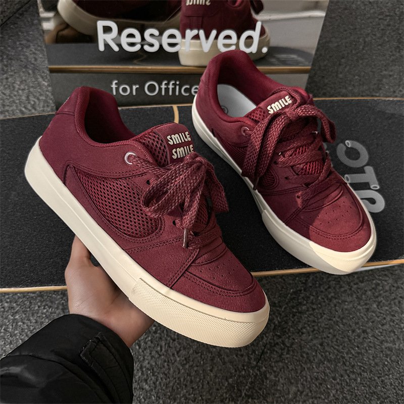 Muške tenisice u Hongkong stilu, niski gornji dio od velura, šivanje na vezivanje, vulkanizirana potplata, prozračne i otporne