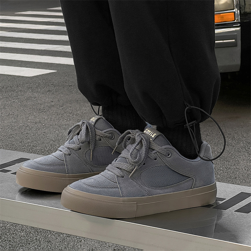 Muške tenisice u Hongkong stilu, niski gornji dio od velura, šivanje na vezivanje, vulkanizirana potplata, prozračne i otporne