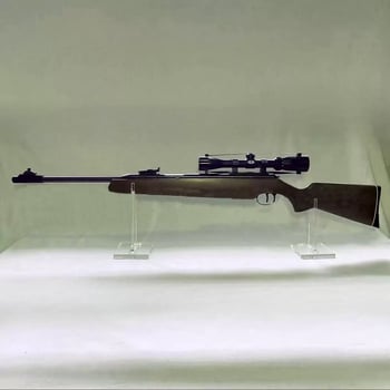 Akrylový stojan na zobrazenie modelových zbraní — stolný displej, 1 vrstva, vhodný pre domov aj špecializované obchody