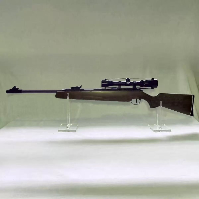 Akrylový stojan na zobrazenie modelových zbraní — stolný displej, 1 vrstva, vhodný pre domov aj špecializované obchody