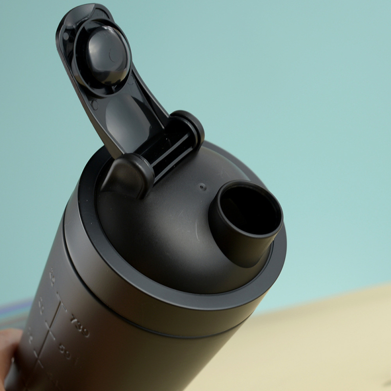 Termoska pohár – vysokokapacitný nerezový šejk pohár, vnútorný aj vonkajší 201, udrží teplo viac ako 6 hodín, prenosný a odolný voči pádu.