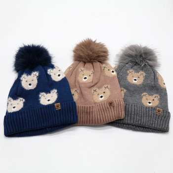 Pletená akrylová čiapka s medvedím pompomom, 100% akryl, okrúhly vrch, teplá a vetruodolná, zima