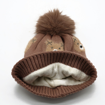 Pletená akrylová čiapka s medvedím pompomom, 100% akryl, okrúhly vrch, teplá a vetruodolná, zima