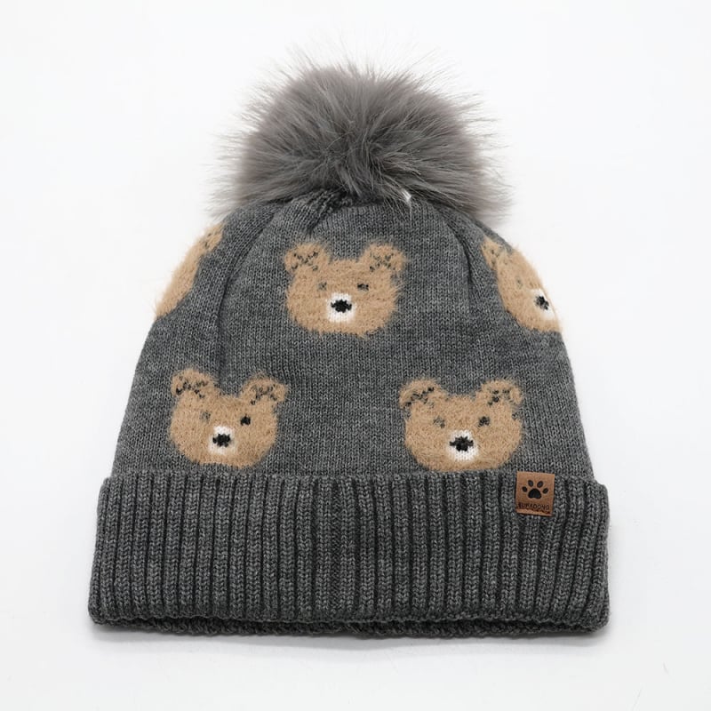 Pletená akrylová čiapka s medvedím pompomom, 100% akryl, okrúhly vrch, teplá a vetruodolná, zima