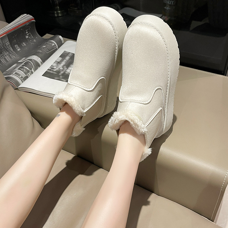 Ženske zimske čizme od velura, srednje visine potkoljenice, slip-on, topla podstava, gumeni potplat