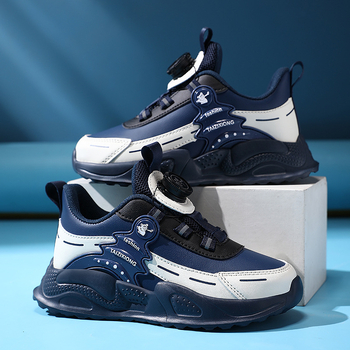 Pantofi pentru copii cu cataramă – impermeabili și ușori, cu cataramă rotativă, partea superioară din piele artificială și model în dungi.