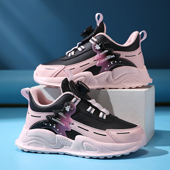 Pantofi pentru copii cu cataramă – impermeabili și ușori, cu cataramă rotativă, partea superioară din piele artificială și model în dungi.