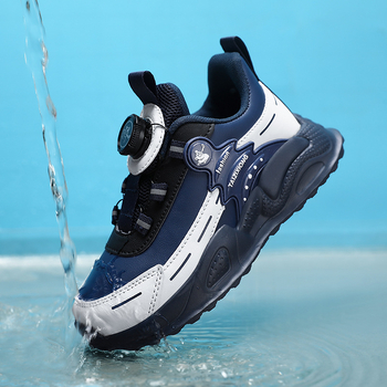 Pantofi pentru copii cu cataramă – impermeabili și ușori, cu cataramă rotativă, partea superioară din piele artificială și model în dungi.