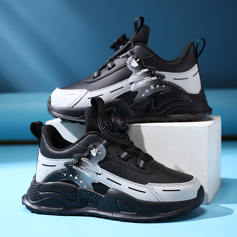 Pantofi pentru copii cu cataramă – impermeabili și ușori, cu cataramă rotativă, partea superioară din piele artificială și model în dungi.