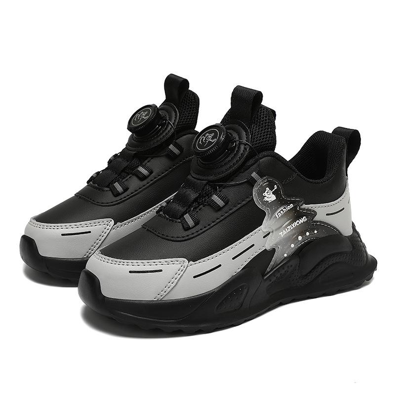 Pantofi pentru copii cu cataramă – impermeabili și ușori, cu cataramă rotativă, partea superioară din piele artificială și model în dungi.