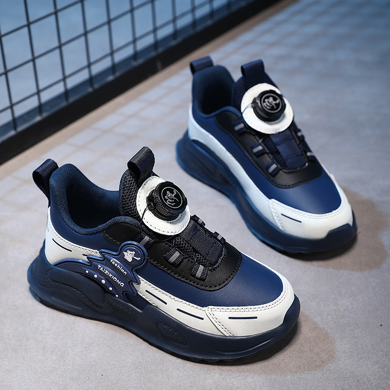 Pantofi pentru copii cu cataramă – impermeabili și ușori, cu cataramă rotativă, partea superioară din piele artificială și model în dungi.