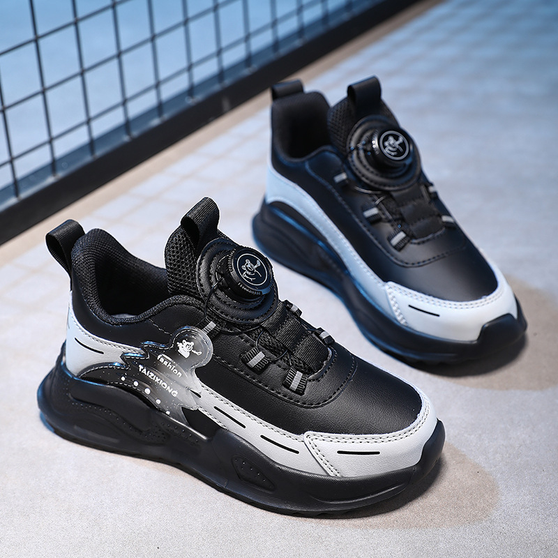 Pantofi pentru copii cu cataramă – impermeabili și ușori, cu cataramă rotativă, partea superioară din piele artificială și model în dungi.