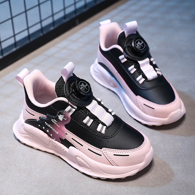 Pantofi pentru copii cu cataramă – impermeabili și ușori, cu cataramă rotativă, partea superioară din piele artificială și model în dungi.