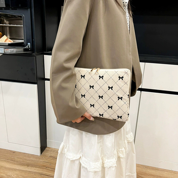 Dámska kabelka na ruku, mestský minimalistický štýl, corduroy materiál, envelope bag dizajn, zip otvor, polyesterové vnútro