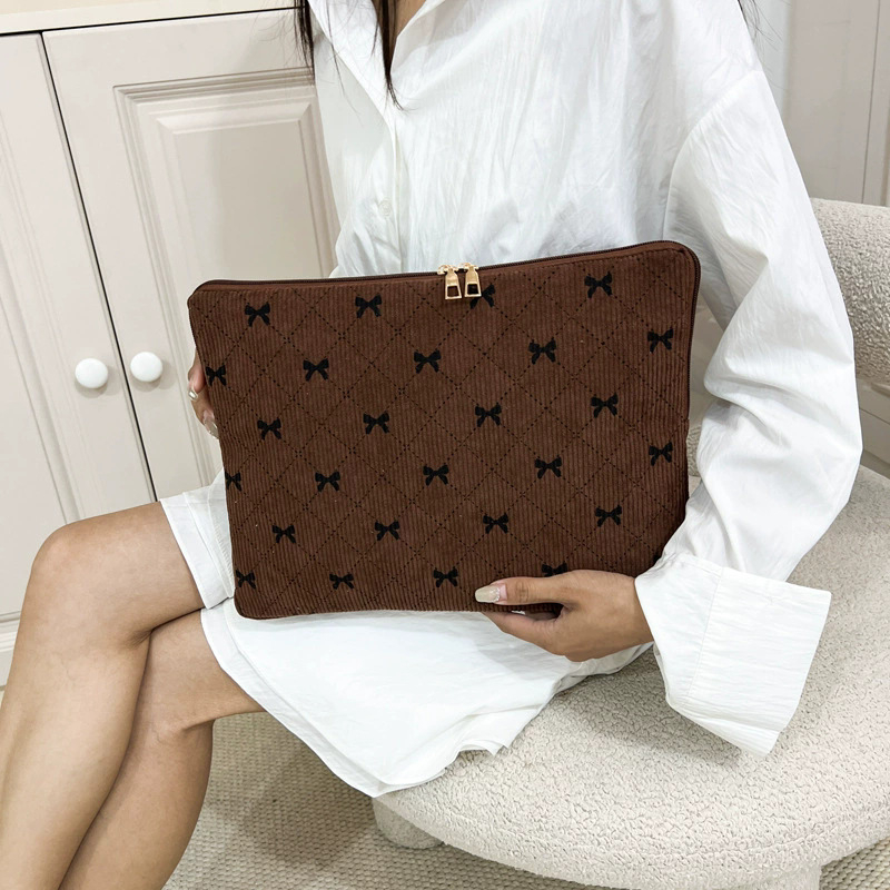 Dámska kabelka na ruku, mestský minimalistický štýl, corduroy materiál, envelope bag dizajn, zip otvor, polyesterové vnútro