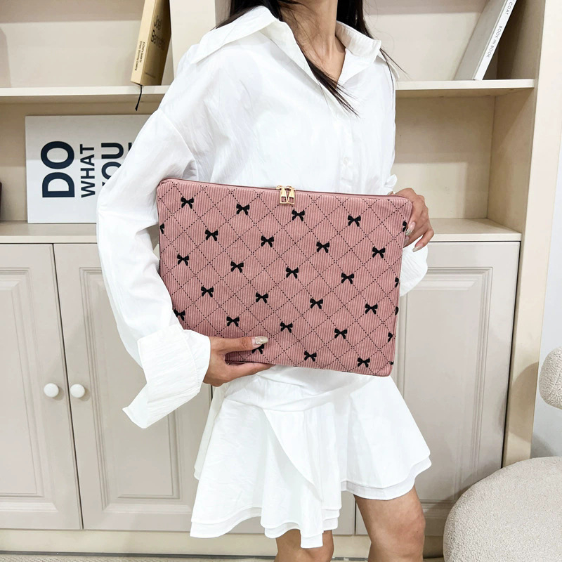 Dámska kabelka na ruku, mestský minimalistický štýl, corduroy materiál, envelope bag dizajn, zip otvor, polyesterové vnútro