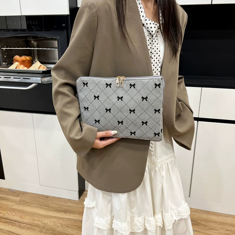 Dámska kabelka na ruku, mestský minimalistický štýl, corduroy materiál, envelope bag dizajn, zip otvor, polyesterové vnútro