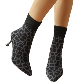 Къси ботуши до глезена с остър нос, еластична плетена горна част и неравномерен ток 6-8 см