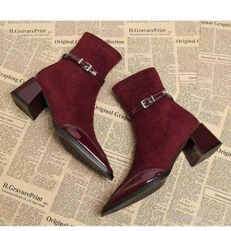 Ghete Martin: vârf pătrat, exterior din materiale multiple, fermoar lateral, gambă joasă, talpă din cauciuc