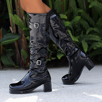 Uniszex divatcsizma lakkozott bőrfelsővel, kerek orrú, gumírozott talp, vastag sarok, oldalsó cipzár