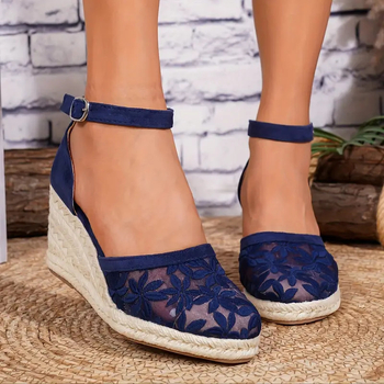 Дамски сандали с един презрамък, ленена горна част, квадратен нос, клиновидна дебела подметка, закопчаване с катарама