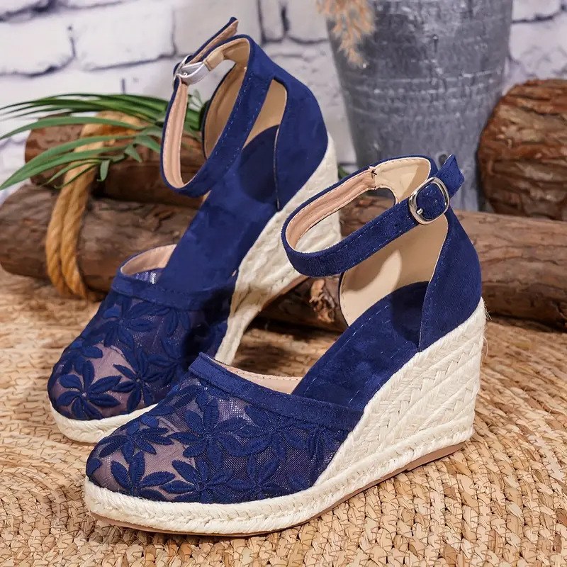 Дамски сандали с един презрамък, ленена горна част, квадратен нос, клиновидна дебела подметка, закопчаване с катарама