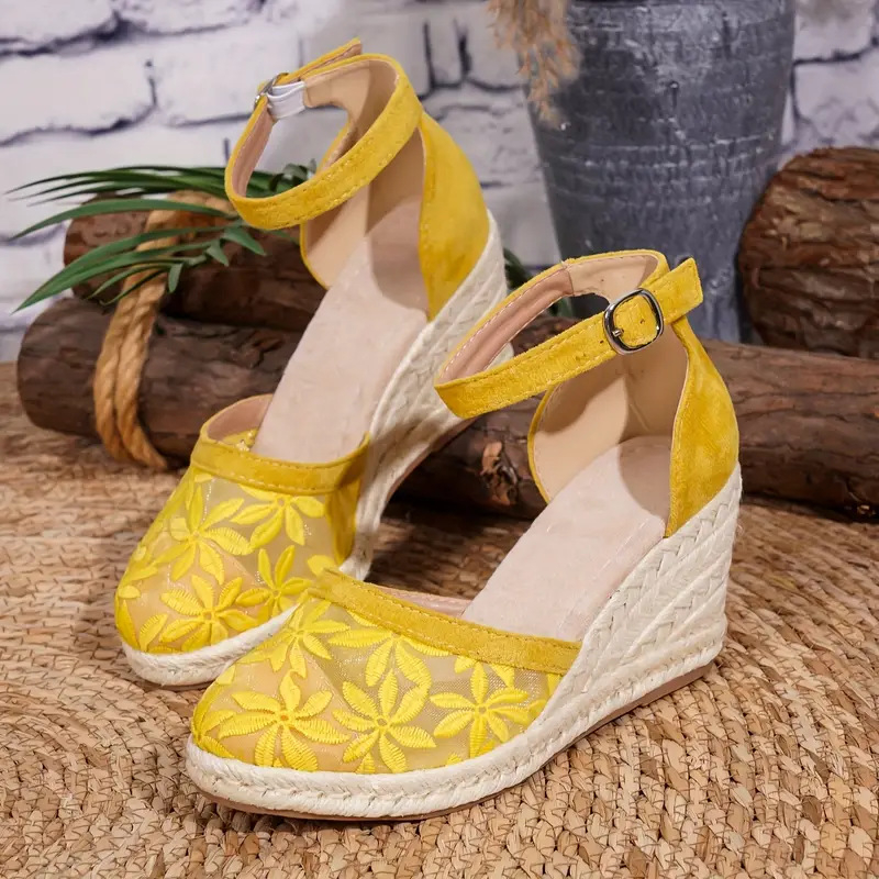 Дамски сандали с един презрамък, ленена горна част, квадратен нос, клиновидна дебела подметка, закопчаване с катарама