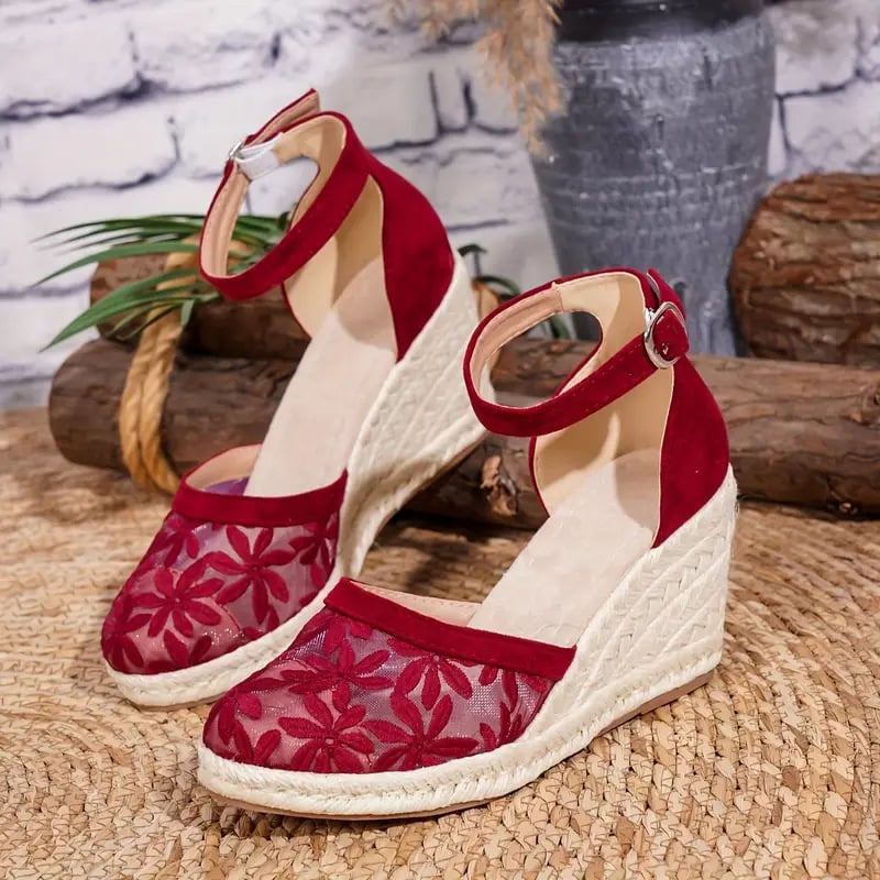 Дамски сандали с един презрамък, ленена горна част, квадратен нос, клиновидна дебела подметка, закопчаване с катарама