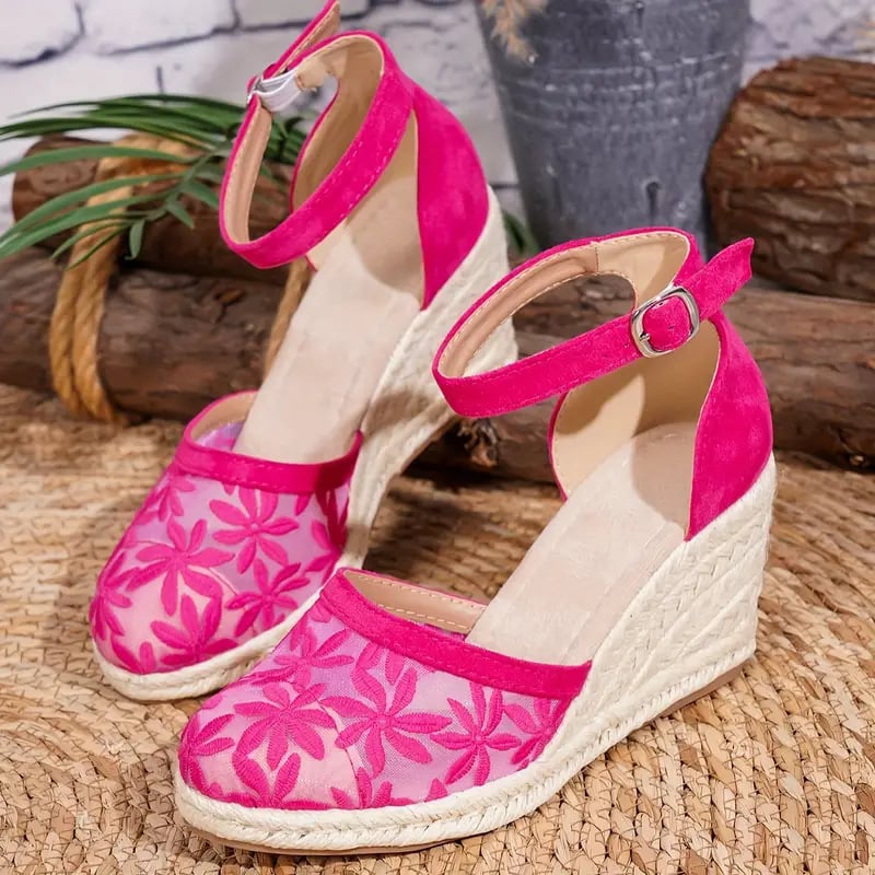 Дамски сандали с един презрамък, ленена горна част, квадратен нос, клиновидна дебела подметка, закопчаване с катарама