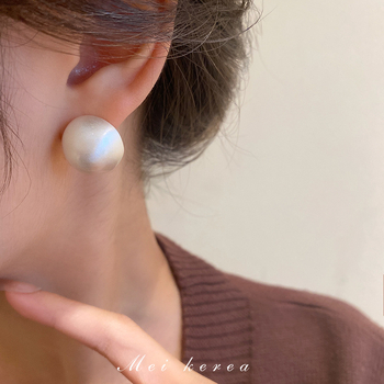 Kovové náušnice s geometrickým kruhovým tvarom, matný brúsený povrch, elektroplating, ihlica z nerezovej ocele, pre ženy