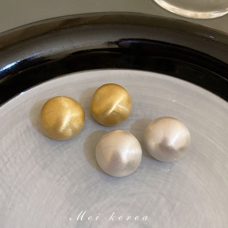 Kovové náušnice s geometrickým kruhovým tvarom, matný brúsený povrch, elektroplating, ihlica z nerezovej ocele, pre ženy