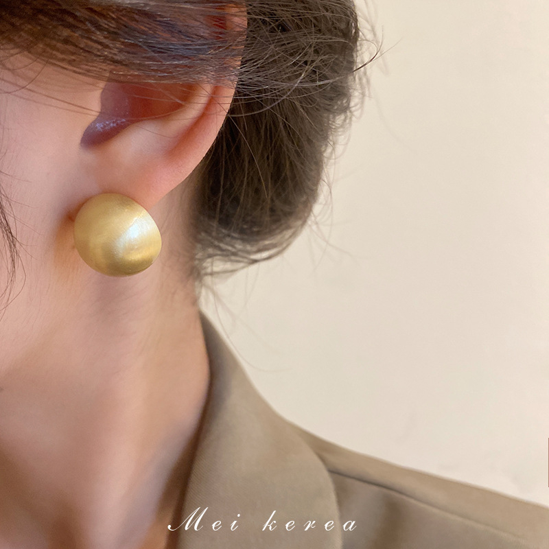 Kovové náušnice s geometrickým kruhovým tvarom, matný brúsený povrch, elektroplating, ihlica z nerezovej ocele, pre ženy