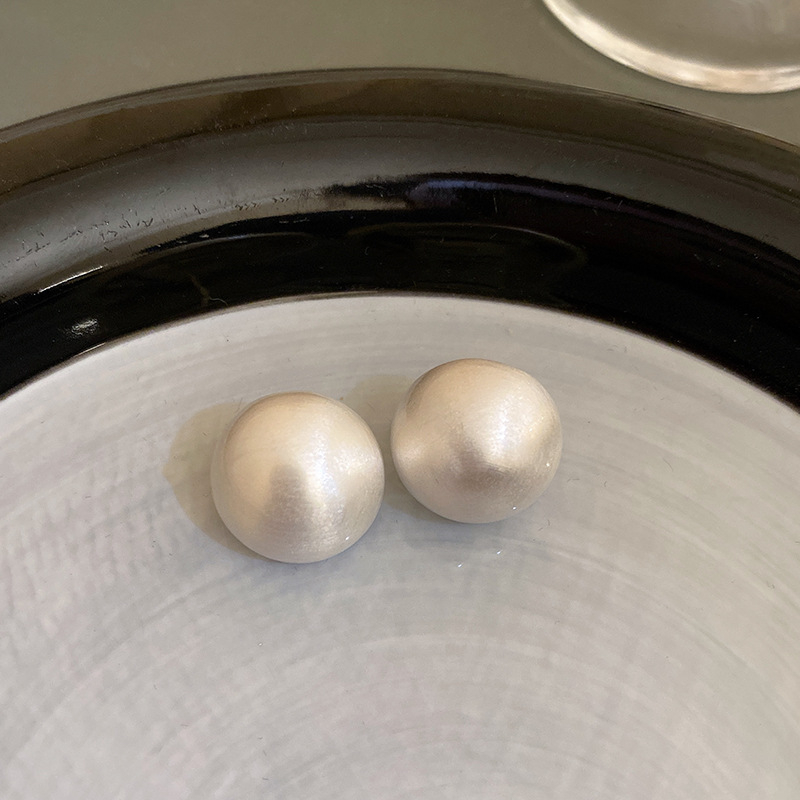 Kovové náušnice s geometrickým kruhovým tvarom, matný brúsený povrch, elektroplating, ihlica z nerezovej ocele, pre ženy