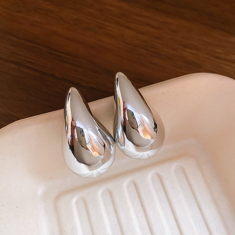 Kovové náušnice s geometrickým kruhovým tvarom, matný brúsený povrch, elektroplating, ihlica z nerezovej ocele, pre ženy