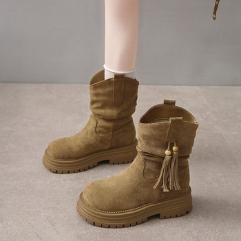 Bojtos csizma, nubuk felső rész, gumí talp, alacsony szár, slip-on