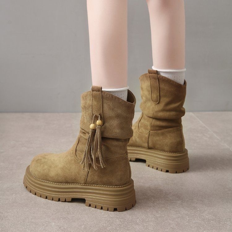 Bojtos csizma, nubuk felső rész, gumí talp, alacsony szár, slip-on