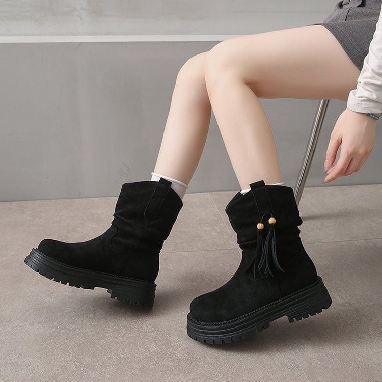 Bojtos csizma, nubuk felső rész, gumí talp, alacsony szár, slip-on