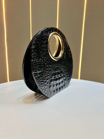 PU kabelka do podpazušia, oválny tvar, magnetické zapínanie, vnútorné vrecko na telefón