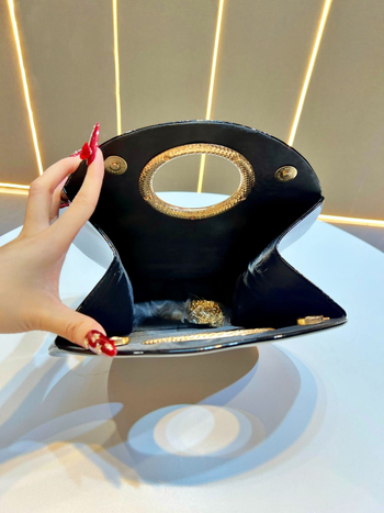 PU kabelka do podpazušia, oválny tvar, magnetické zapínanie, vnútorné vrecko na telefón