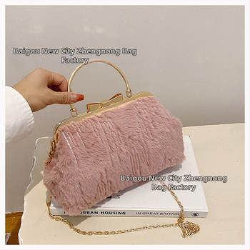 Plyšová dámska kabelka s tvarom mušle, crossbody, klipové otvorenie, vrecko na telefón, polyesterová podšívka, street fashion, zima 2024