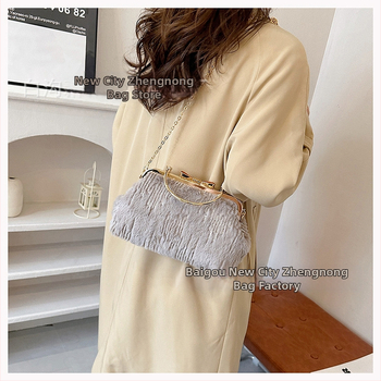 Plyšová dámska kabelka s tvarom mušle, crossbody, klipové otvorenie, vrecko na telefón, polyesterová podšívka, street fashion, zima 2024