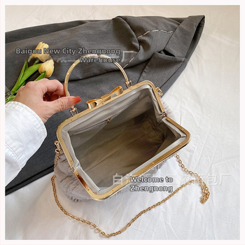 Plyšová dámska kabelka s tvarom mušle, crossbody, klipové otvorenie, vrecko na telefón, polyesterová podšívka, street fashion, zima 2024